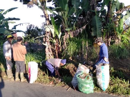 Gotong Royong Pembersihan Jalan Serentak dilaksanakan di Desa Gobleg